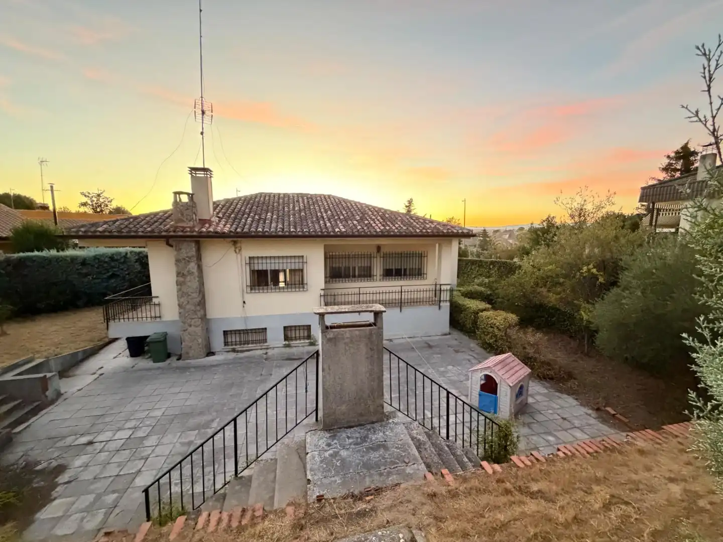 Detached house with pool for sale in Parque Coimbra