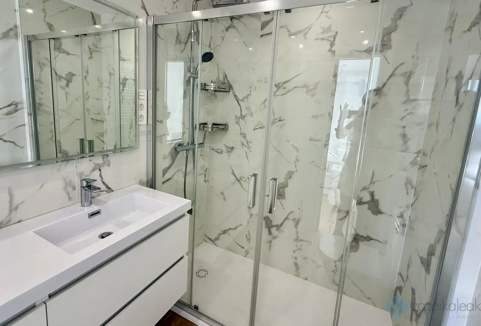 Bathroom of Flat for rent in Bilbao   with Heating and Furnished