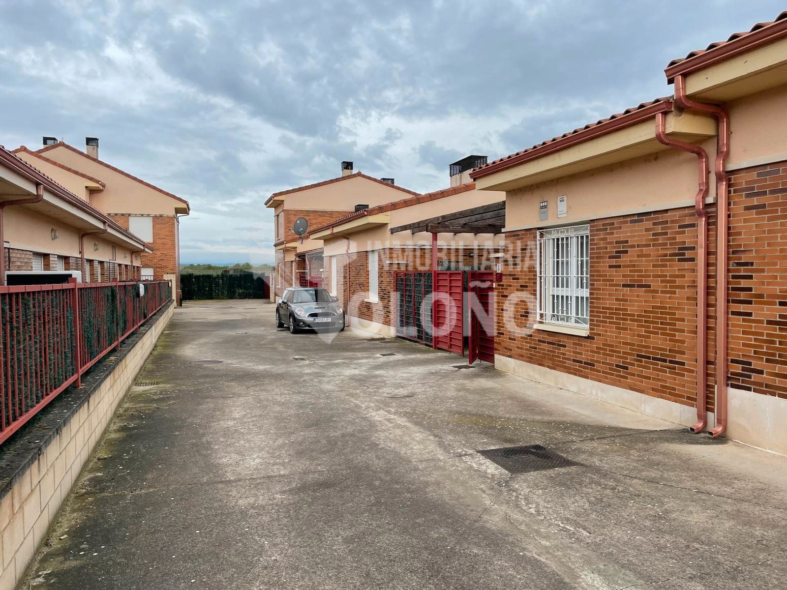 Vista exterior de Casa adosada en venda en Cihuri amb Calefacció, Parquet i Terrassa