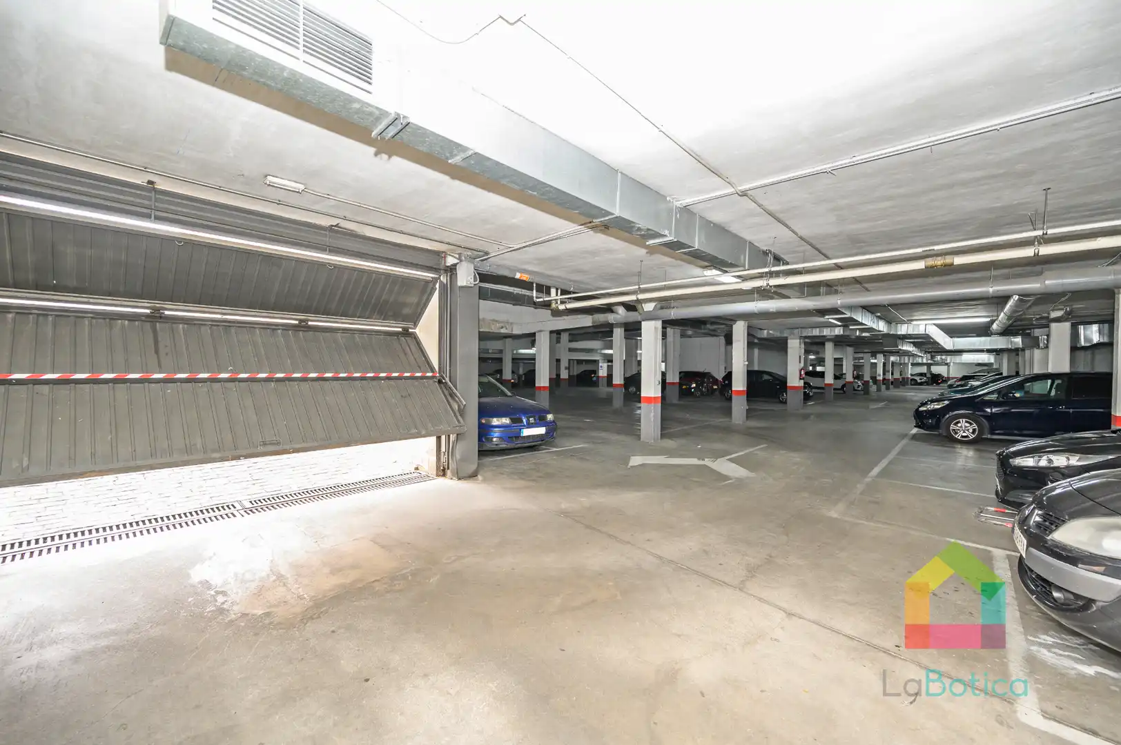 Parking of Flat for sale in Gerindote  with Air Conditioner, Heating and Oven