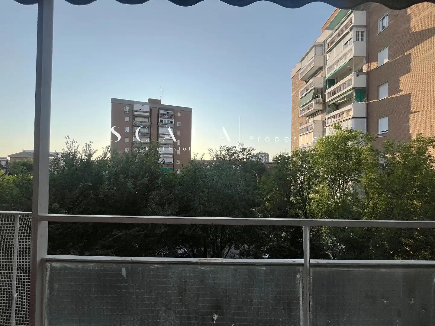 Vista exterior de Piso de alquiler en Madrid con Aire acondicionado, Calefacción y Parquet