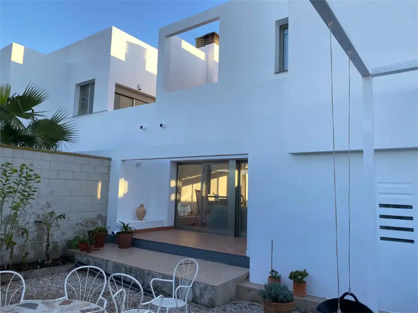 Vista exterior de Casa adosada en venda en Amposta amb Aire condicionat, Jardí privat i Parquet
