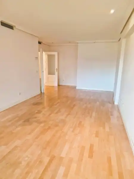 Sala de estar de Piso en venta en  Madrid Capital con Aire acondicionado, Calefacción y Parquet