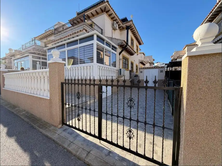 Vista exterior de Casa o xalet en venda en Orihuela amb Aire condicionat, Calefacció i Terrassa