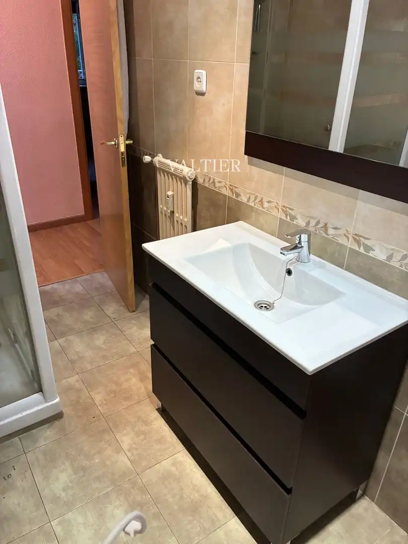 Badezimmer von Wohnung zur Miete in Madrid mit Terrasse, Abstellraum und Möbliert