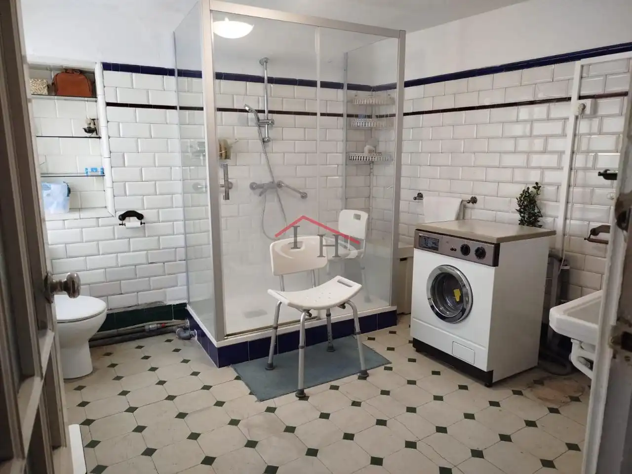 Bany de Casa o xalet en venda en León Capital  amb Calefacció, Jardí privat i Traster