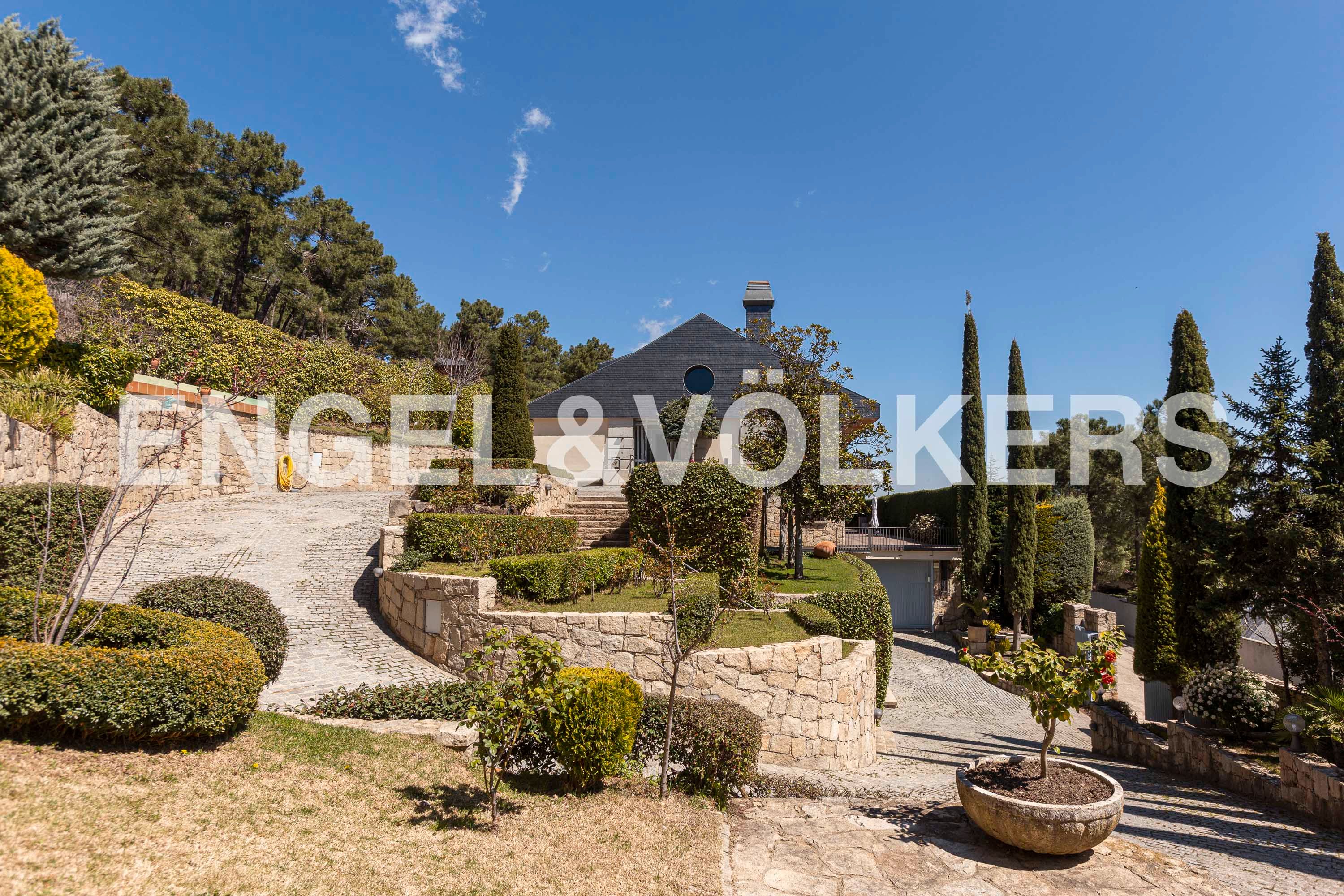 Vista exterior de Finca rústica en venda en San Lorenzo de El Escorial amb Aire condicionat, Calefacció i Jardí privat