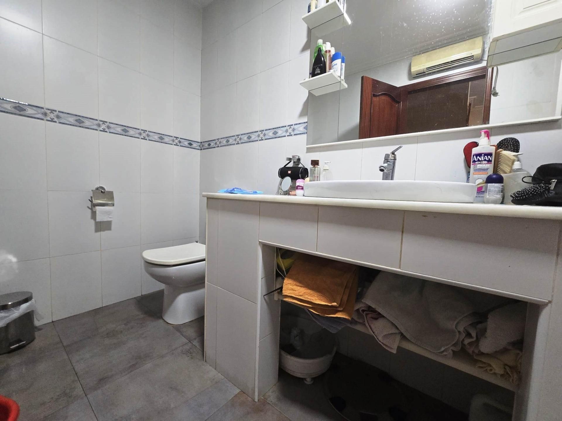 Bathroom of House or chalet for sale in Castilleja de la Cuesta  with Air Conditioner, Terrace and Storage room