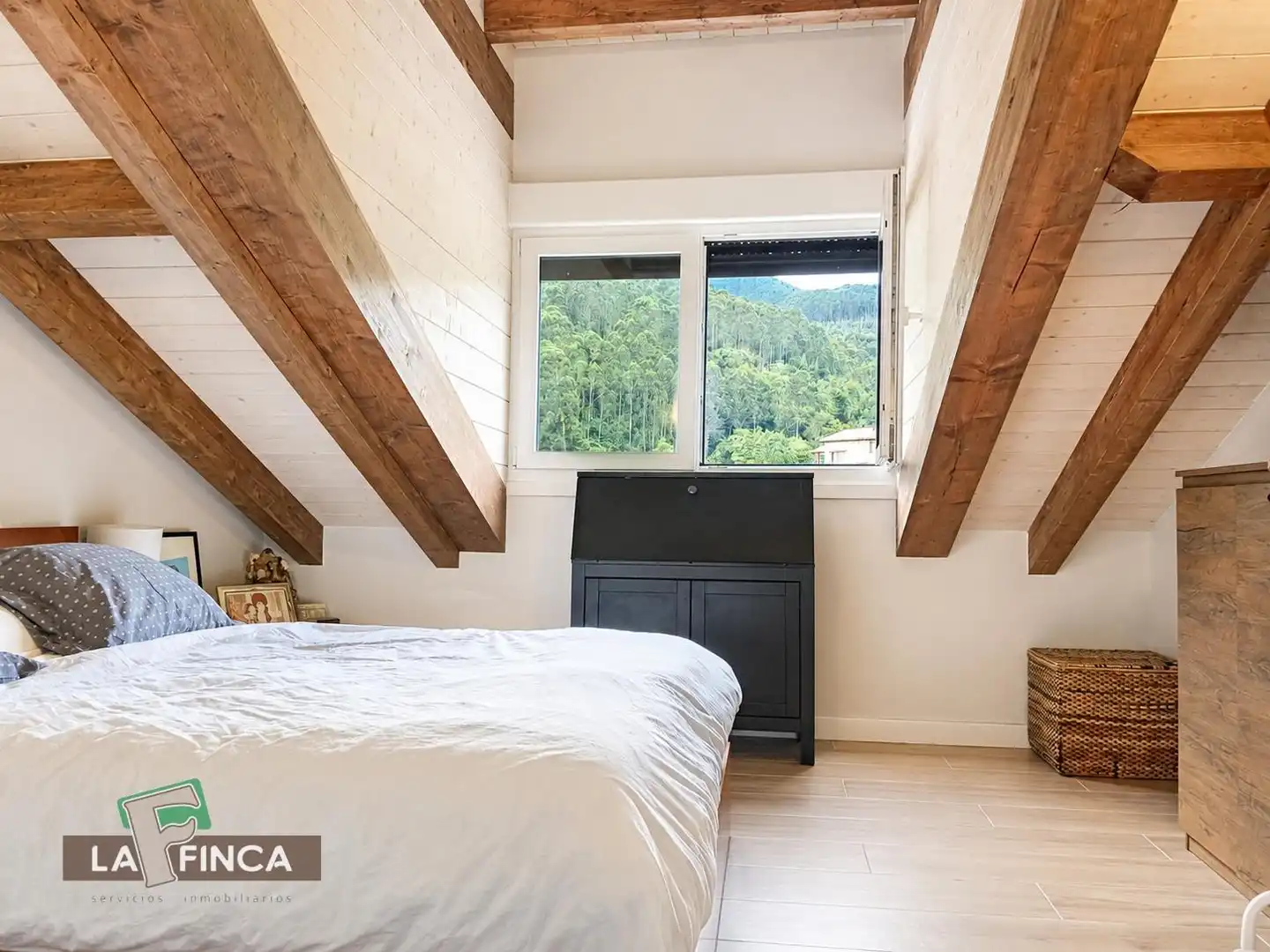 Dormitori de Casa o xalet en venda en Caravia amb Calefacció, Terrassa i Moblat