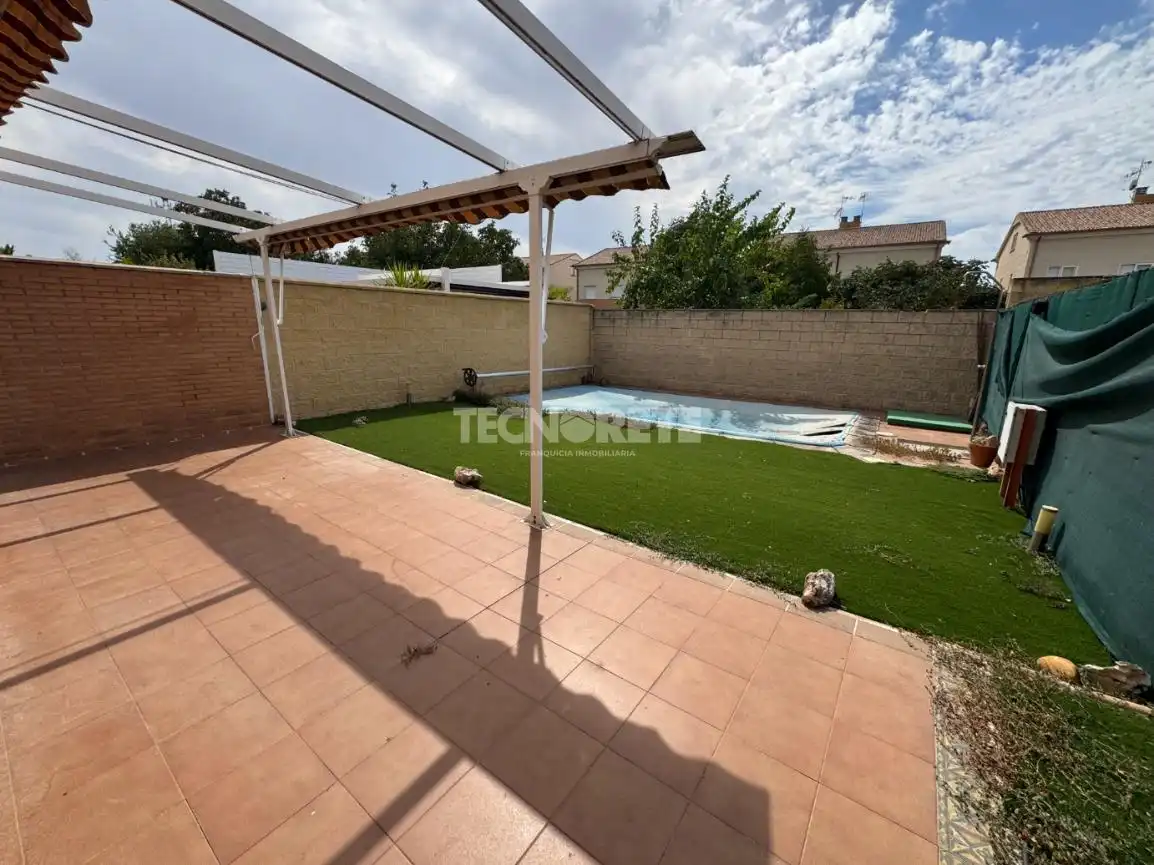 Casa aparellada amb terrassa en venda a Yunquera de Henares, imagen 49