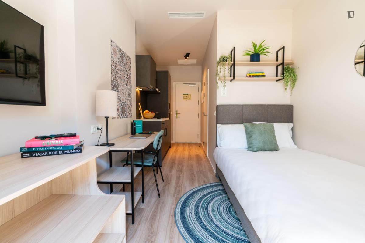 Dormitori de Pis de lloguer en  Granada Capital amb Piscina i Moblat