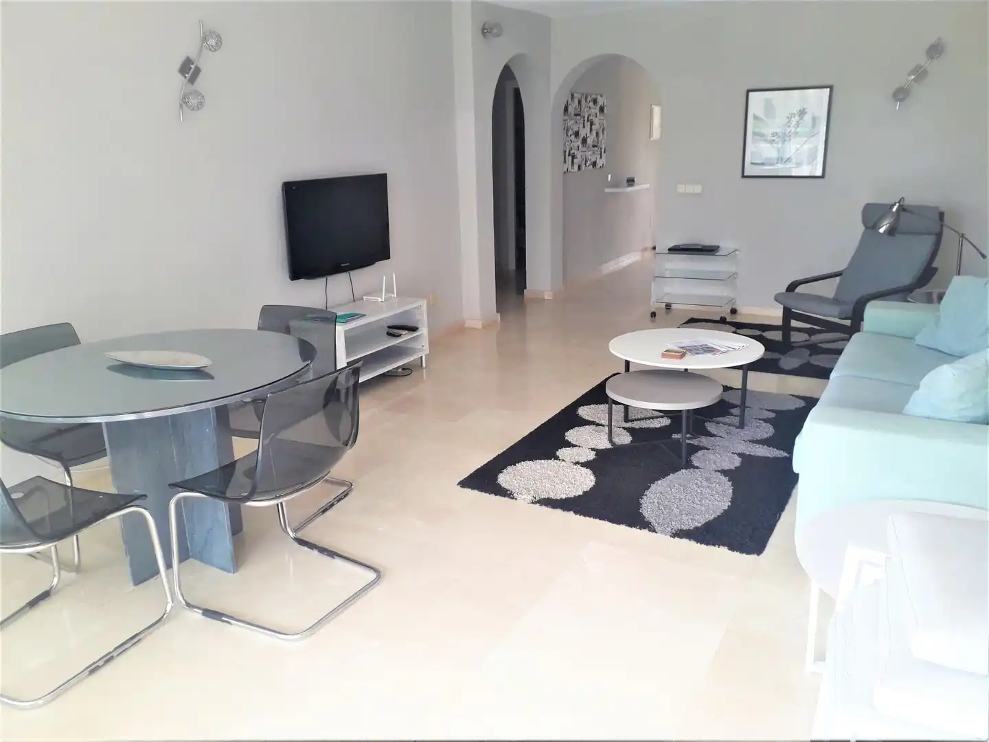 Wohnzimmer von Wohnung zum Verkauf in Estepona mit Klimaanlage, Privatgarten und Terrasse