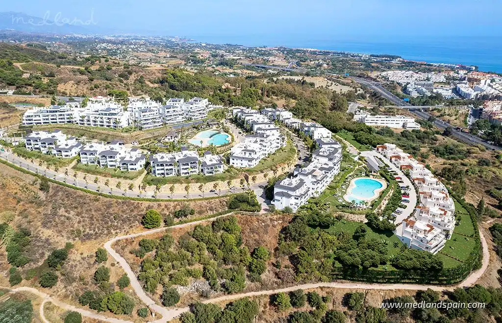 Apartment with pool for sale in Altos de Estepona