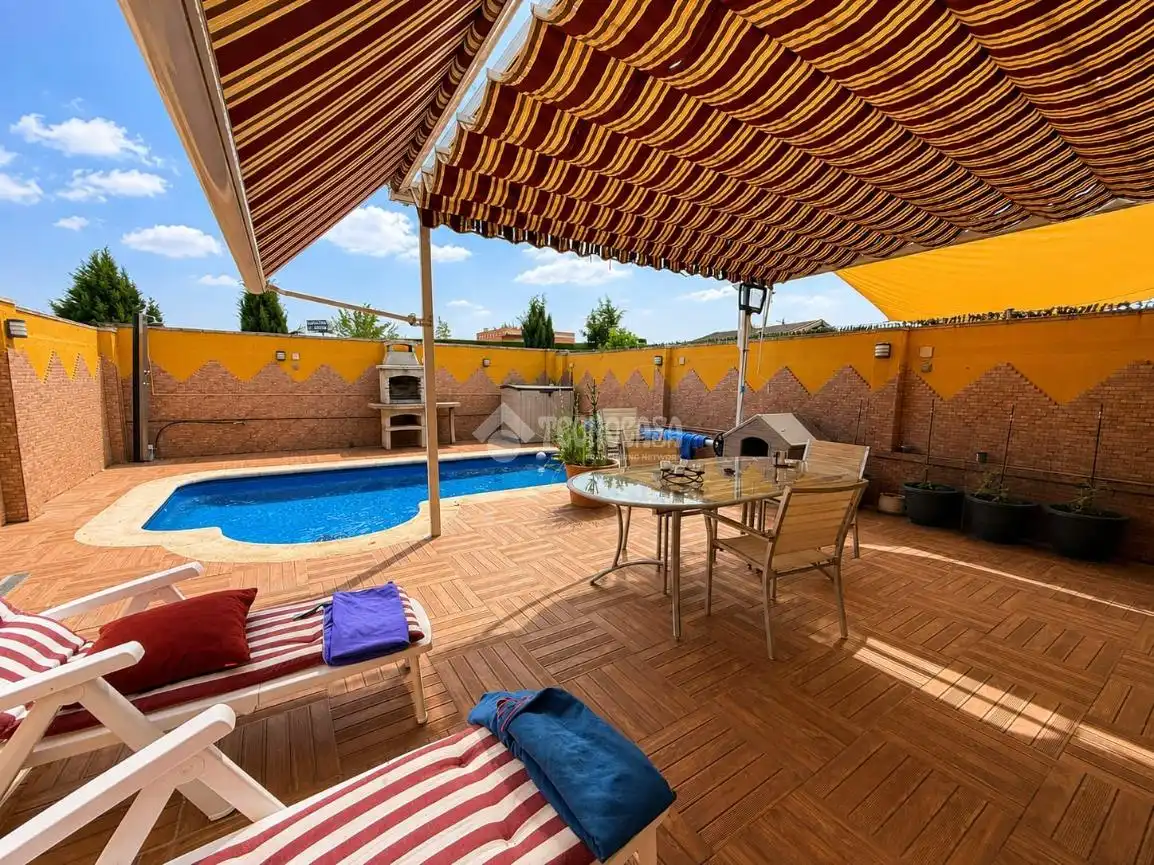 Terrassa de Casa adosada en venda en Casarrubuelos amb Aire condicionat, Calefacció i Terrassa