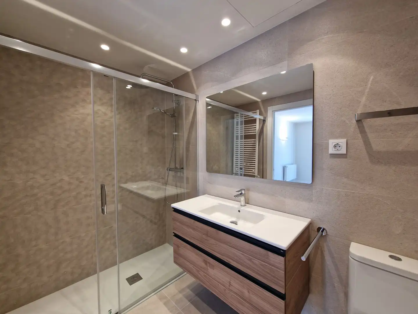 Baño de Piso de alquiler en Girona con Aire acondicionado, Calefacción y Trastero