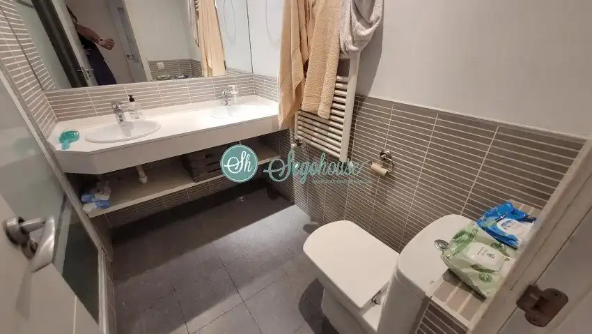 Bany de Pis en venda en Segovia amb Calefacció, Parquet i Terrassa