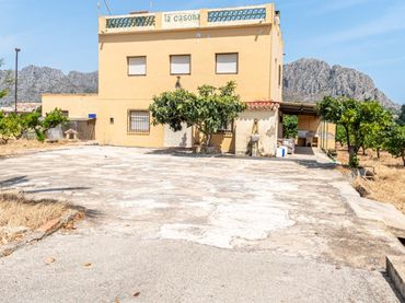 Country house with garden for sale in Beniarbeig