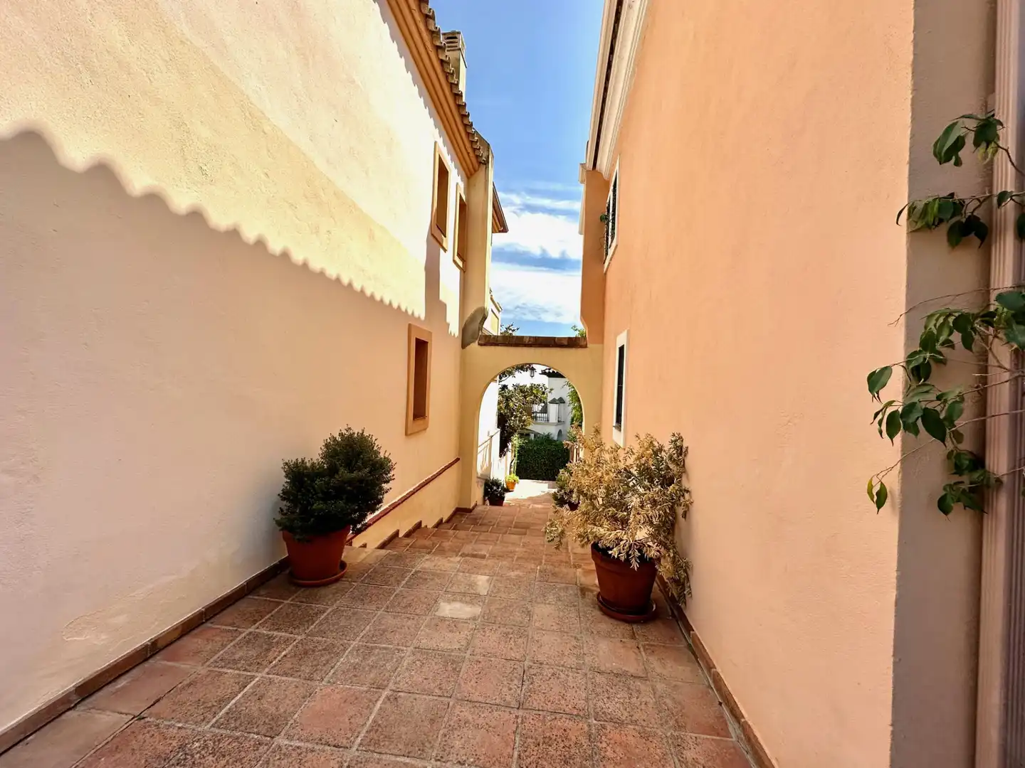 Außenansicht von Einfamilien-Reihenhaus zum Verkauf in Marbella mit Klimaanlage, Privatgarten und Terrasse