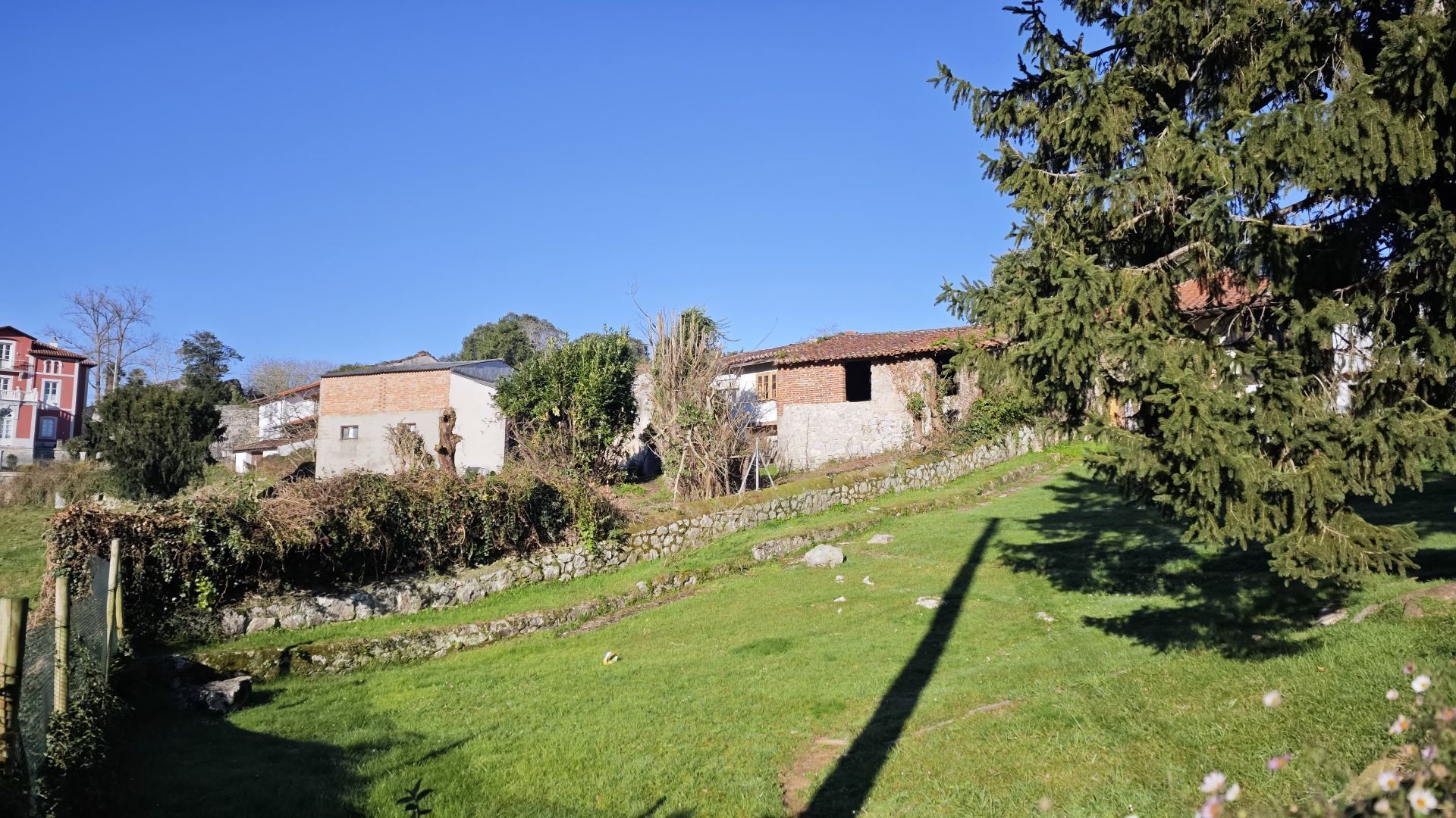 Jardí de Finca rústica en venda en Llanes amb Jardí privat