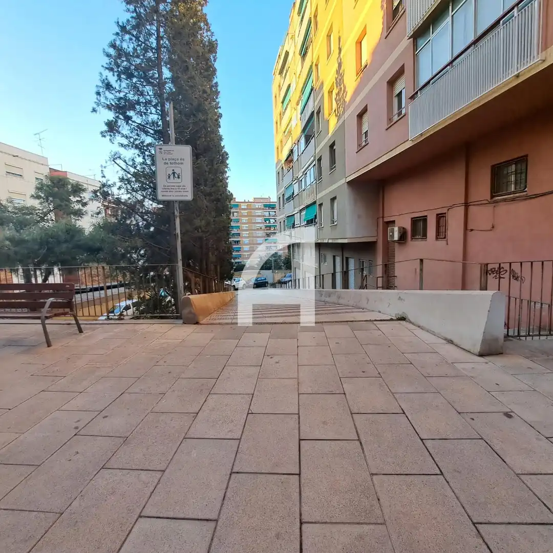 Vista exterior de Local en venda en Sant Feliu de Llobregat