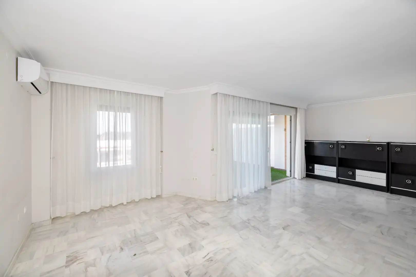 Sala d'estar de Dúplex en venda en Rincón de la Victoria amb Aire condicionat, Calefacció i Jardí privat