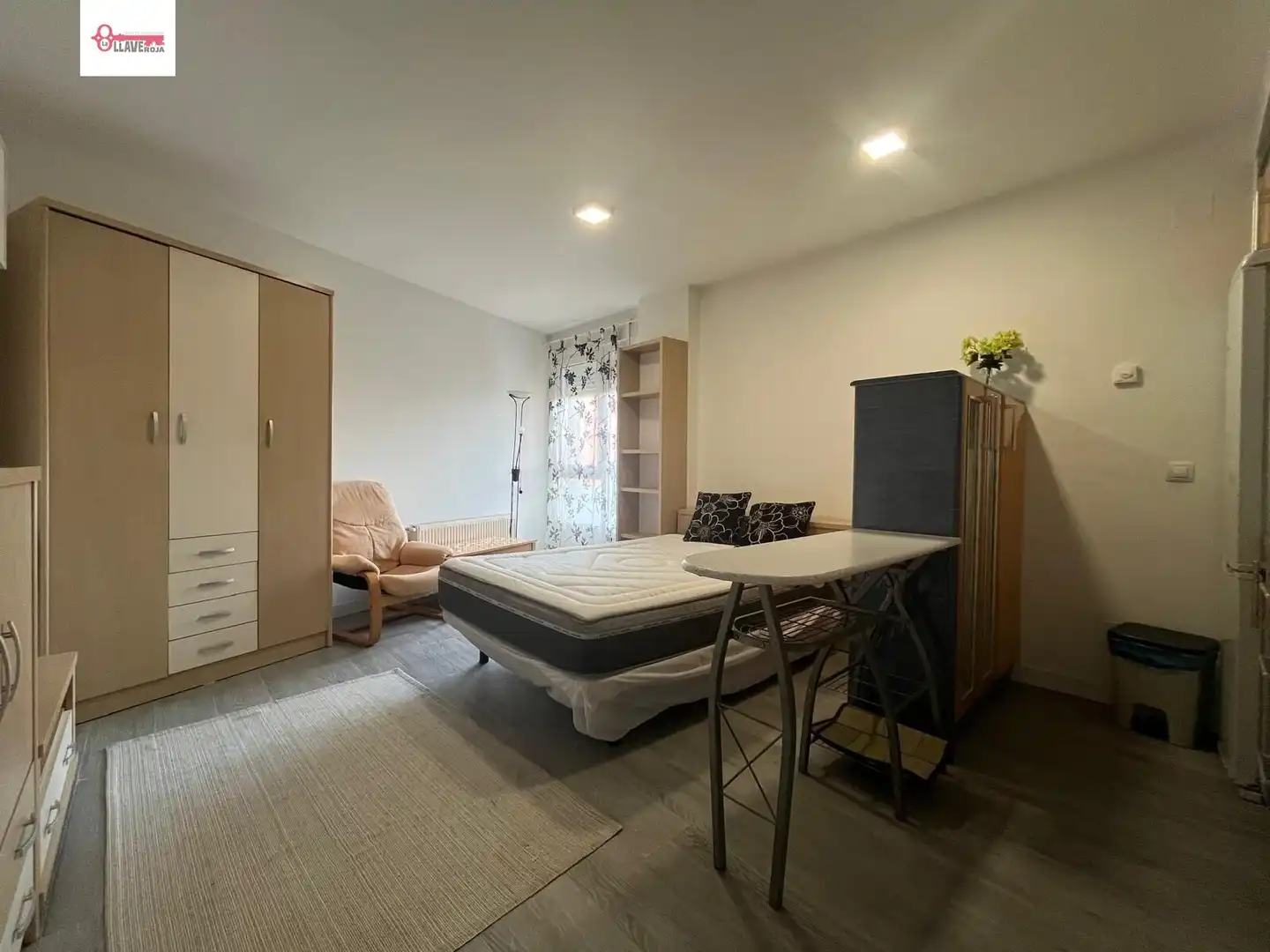 Schlafzimmer von Wohnung zum Verkauf in Burgos Capital mit Möbliert