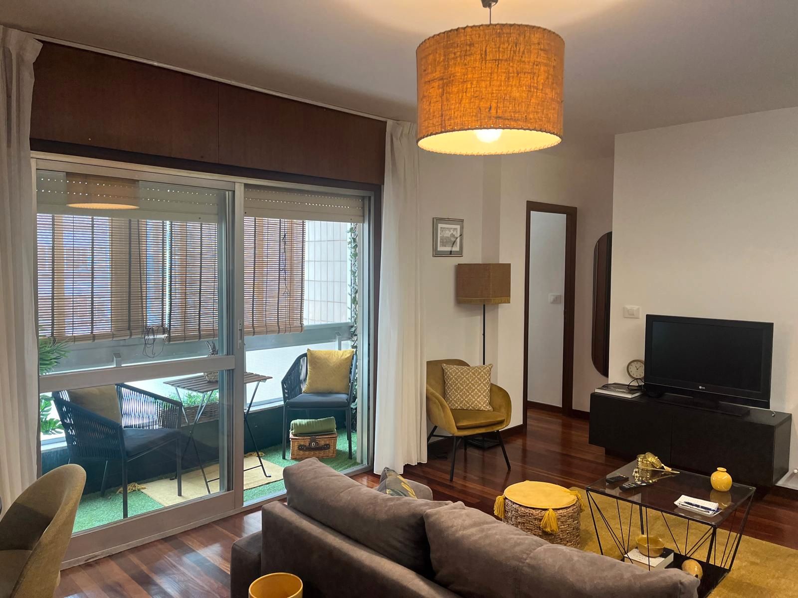 Sala d'estar de Apartament en venda en Vigo  amb Calefacció, Terrassa i Traster