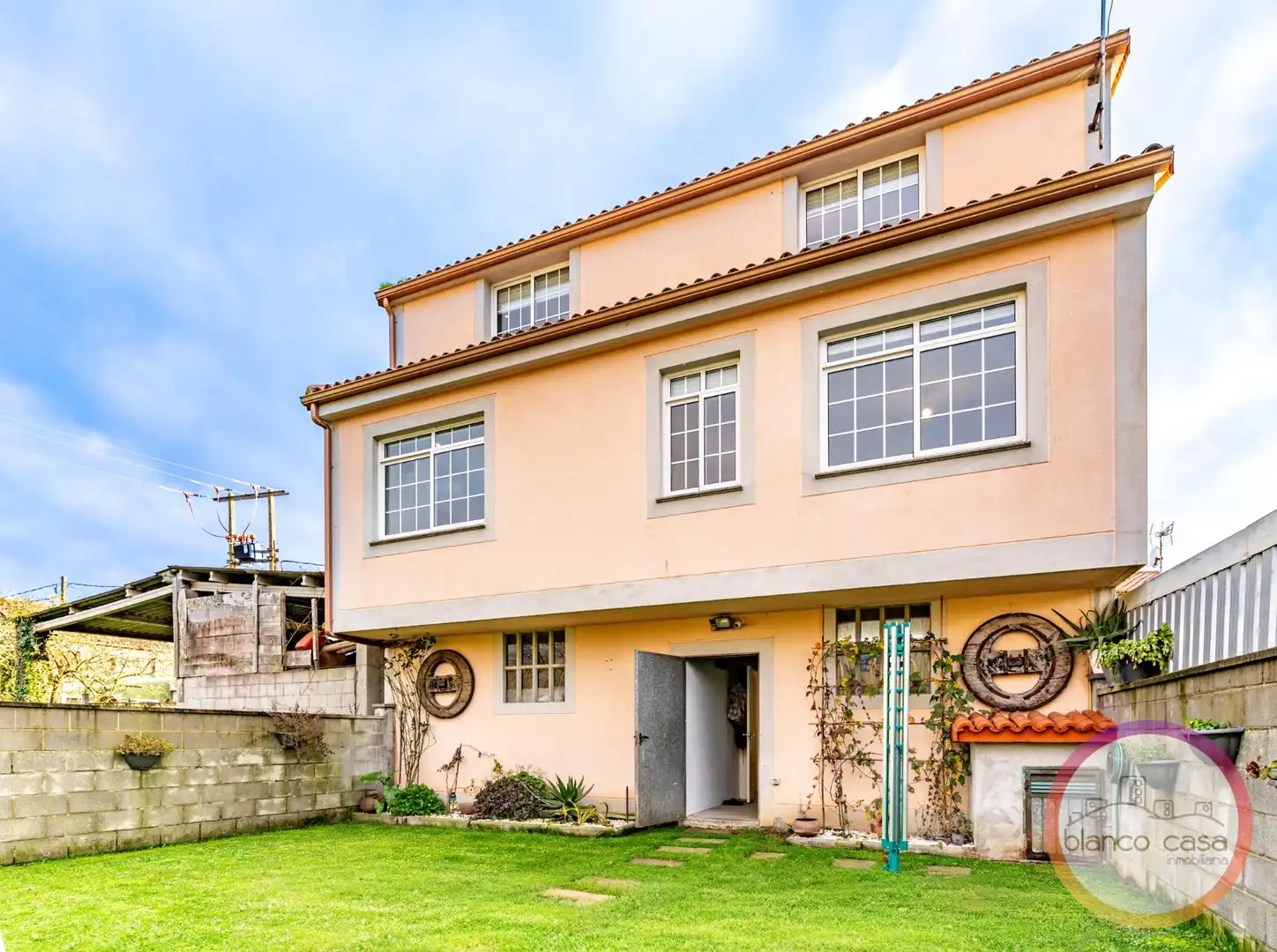Vista exterior de Casa o chalet en venta en Carballo con Calefacción, Jardín privado y Trastero