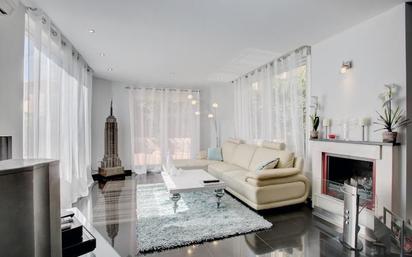 Sala d'estar de Casa adosada en venda en Mijas amb Aire condicionat, Terrassa i Balcó