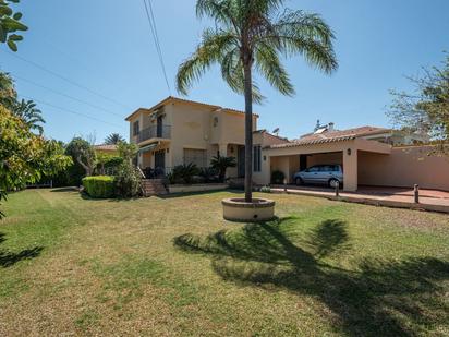 Vista exterior de Casa o xalet en venda en Marbella amb Calefacció, Jardí privat i Terrassa