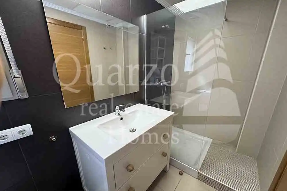 Badezimmer von Maisonette zum Verkauf in Oliva mit Klimaanlage, Terrasse und Möbliert