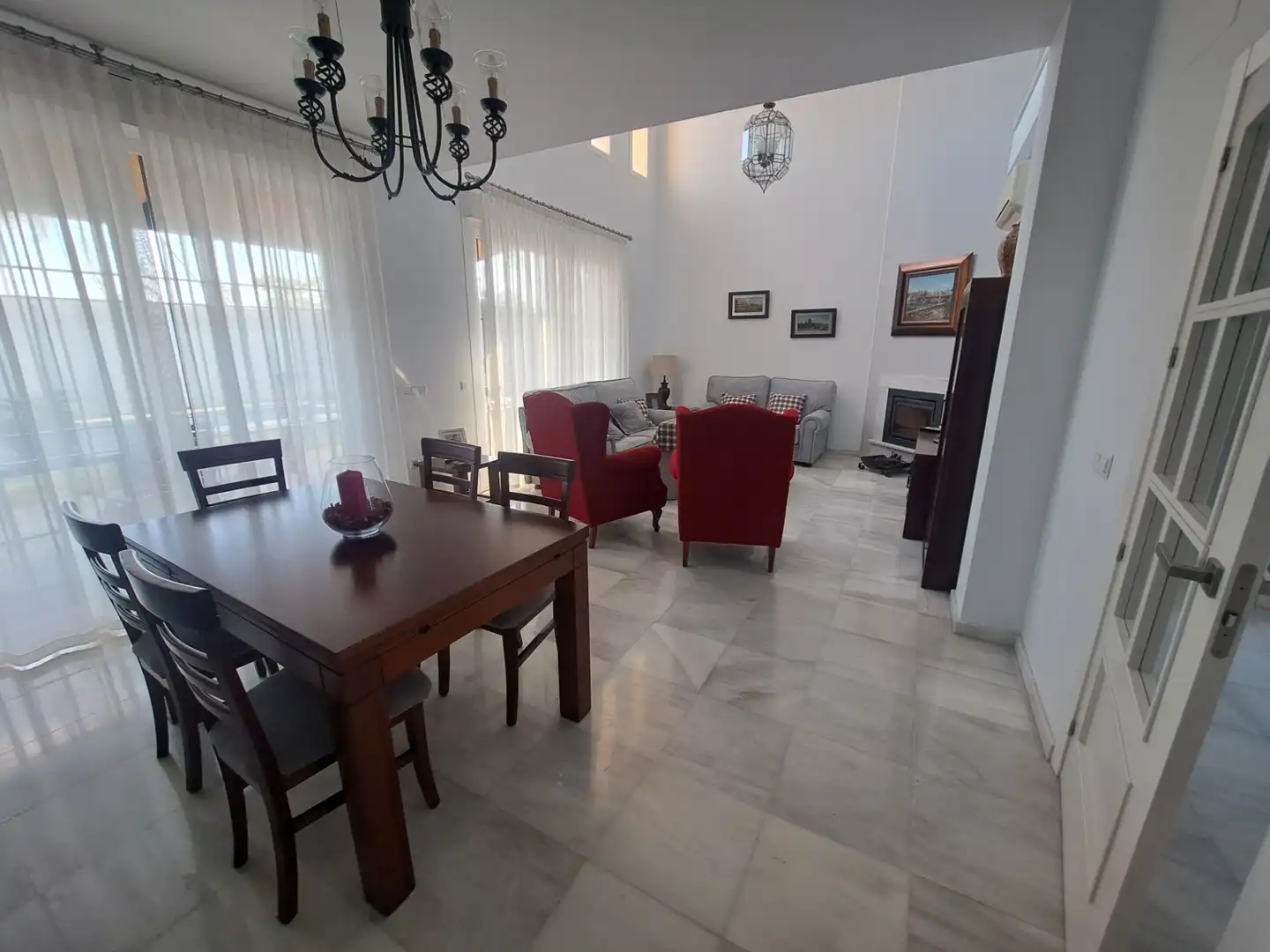 Sala d'estar de Casa o xalet en venda en Dos Hermanas amb Aire condicionat, Jardí privat i Terrassa