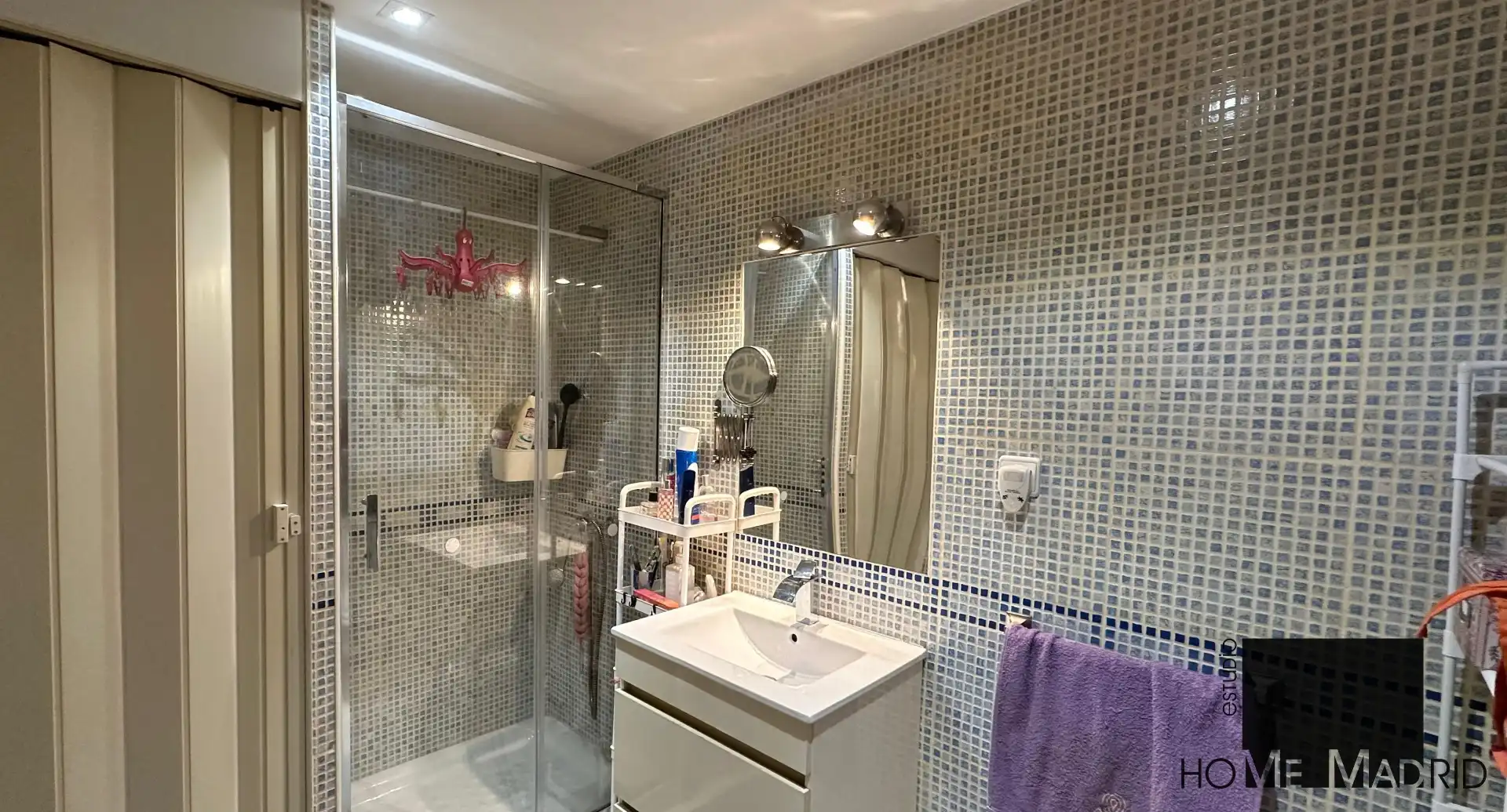 Bathroom of Flat for sale in Madrid  with Air Conditioner and Heating