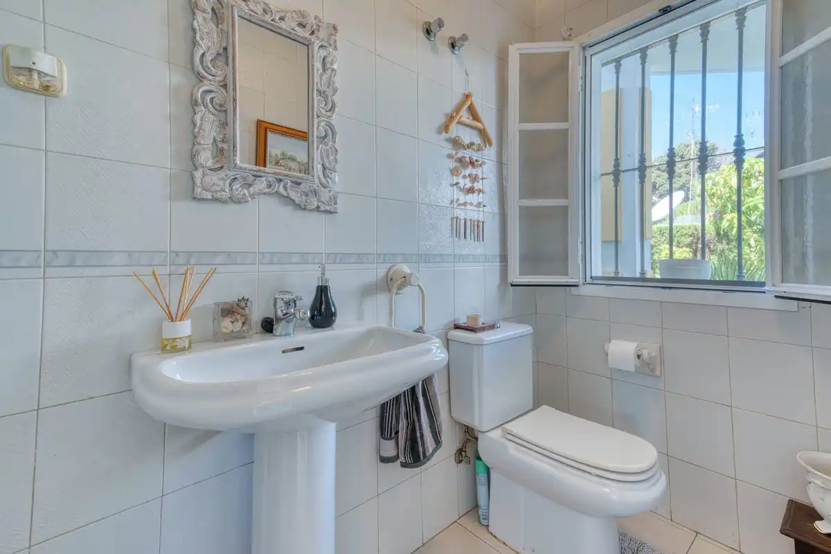 Baño de Casa adosada en venta en Estepona con Jardín privado, Terraza y Piscina comunitaria