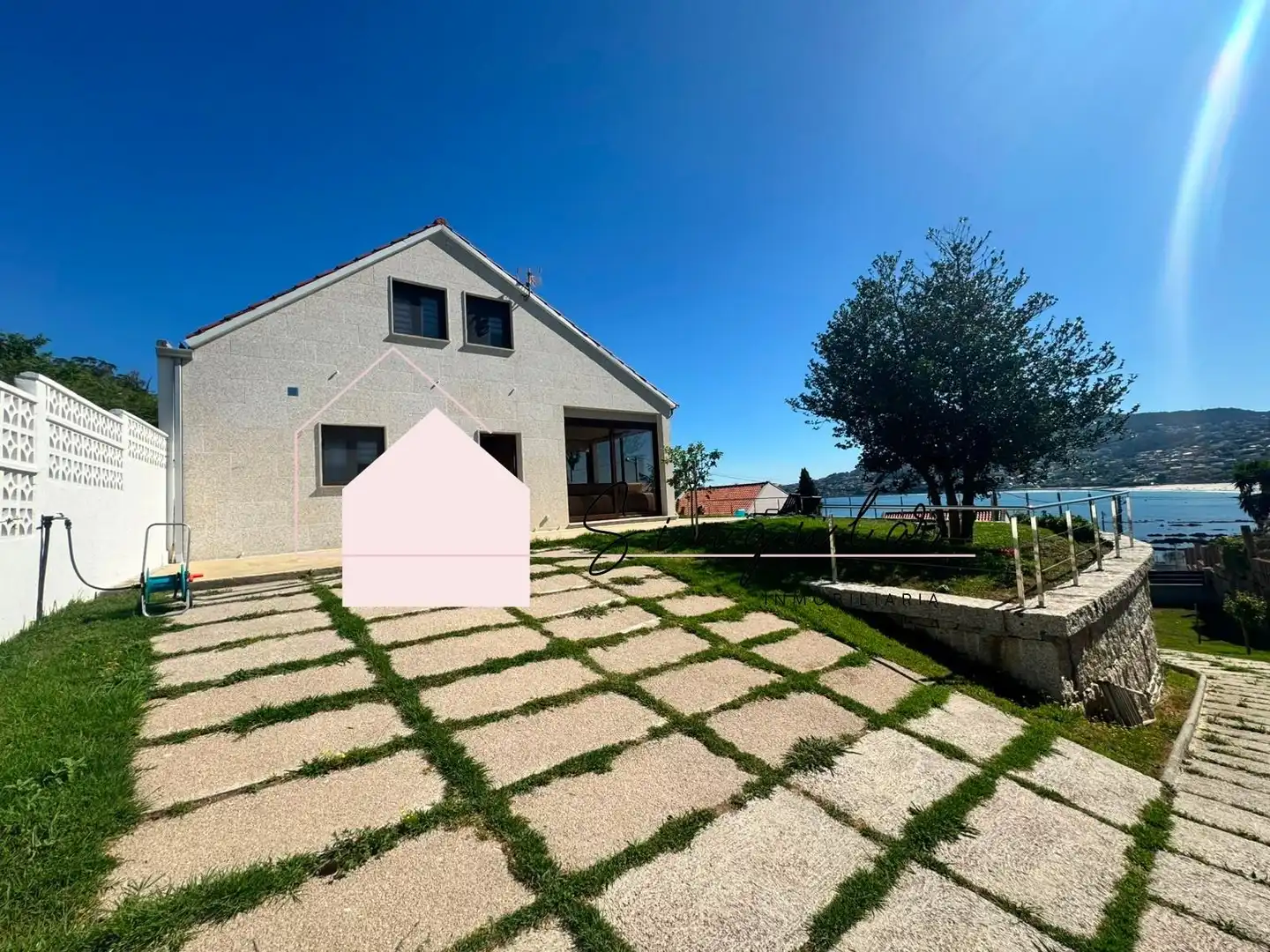 Casa adosada de alquiler en Nigrán con Jardín privado y Piscina comunitaria