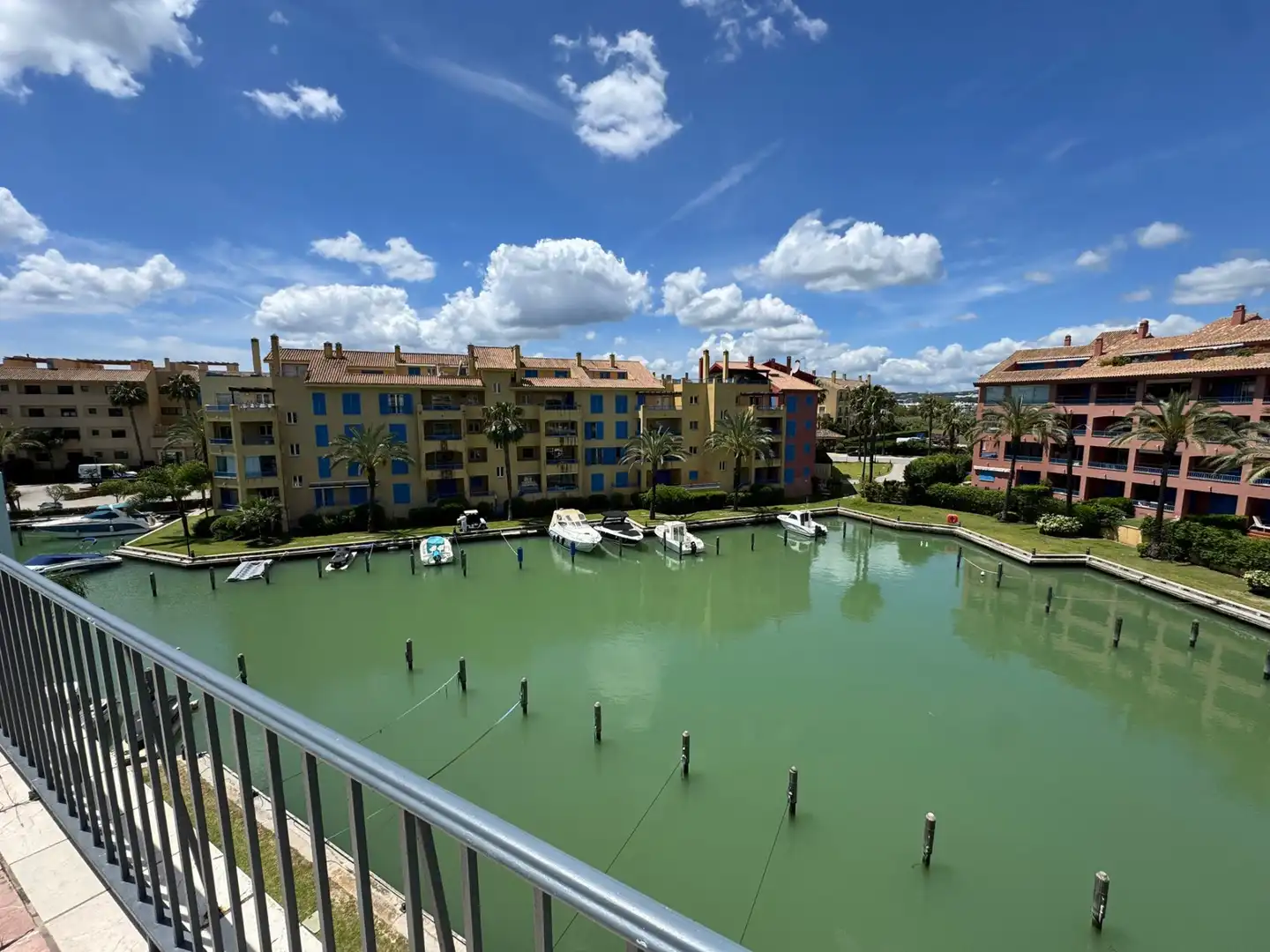 Vista exterior de Àtic en venda en Sotogrande amb Aire condicionat, Calefacció i Terrassa