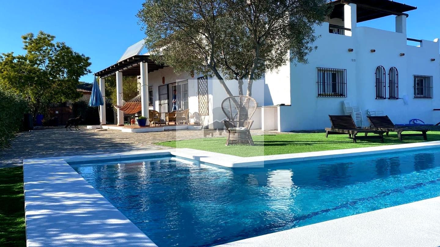 Swimming pool of Country house for sale in Estepona