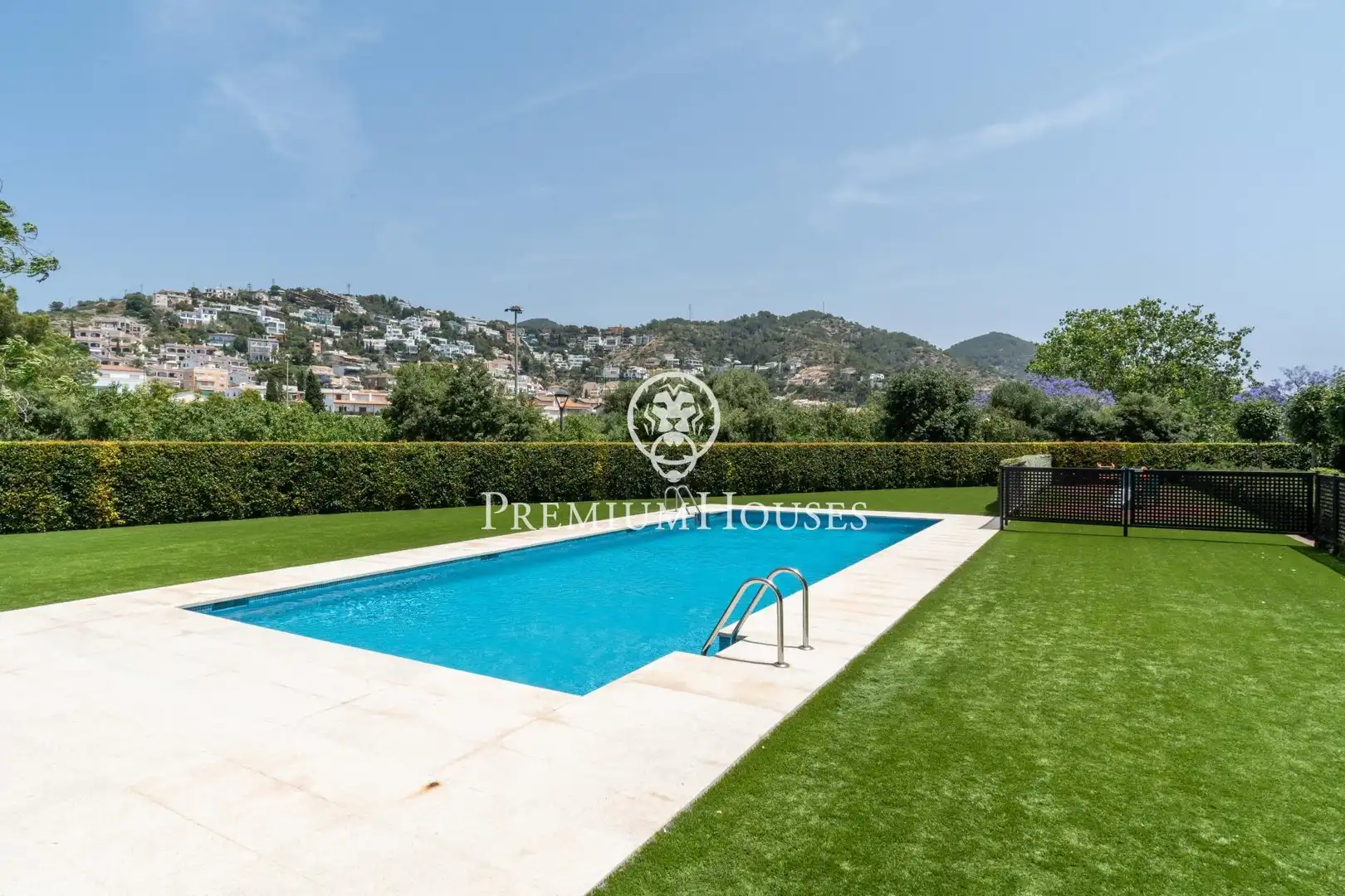 Schwimmbecken von Erdgeschoss zum Verkauf in Sitges mit Klimaanlage, Privatgarten und Parkett