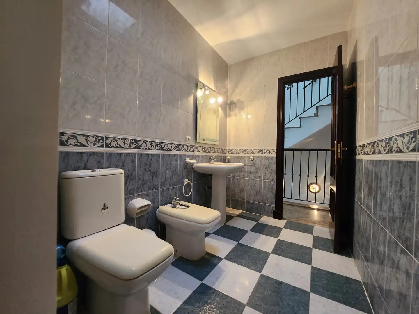 Badezimmer von Einfamilien-Reihenhaus zum Verkauf in Alcalá de Guadaira mit Klimaanlage, Terrasse und Abstellraum