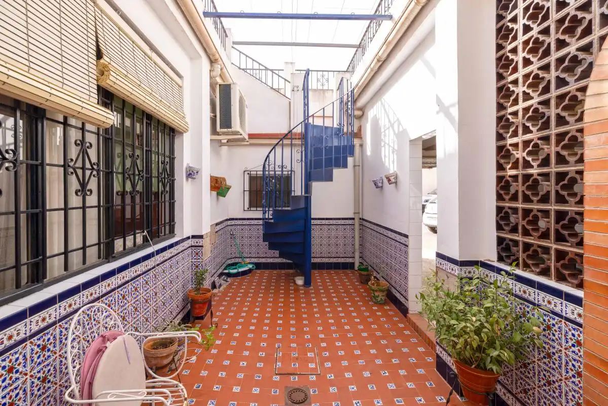Casa adosada en venda en Dos Hermanas amb Aire condicionat, Calefacció i Jardí privat