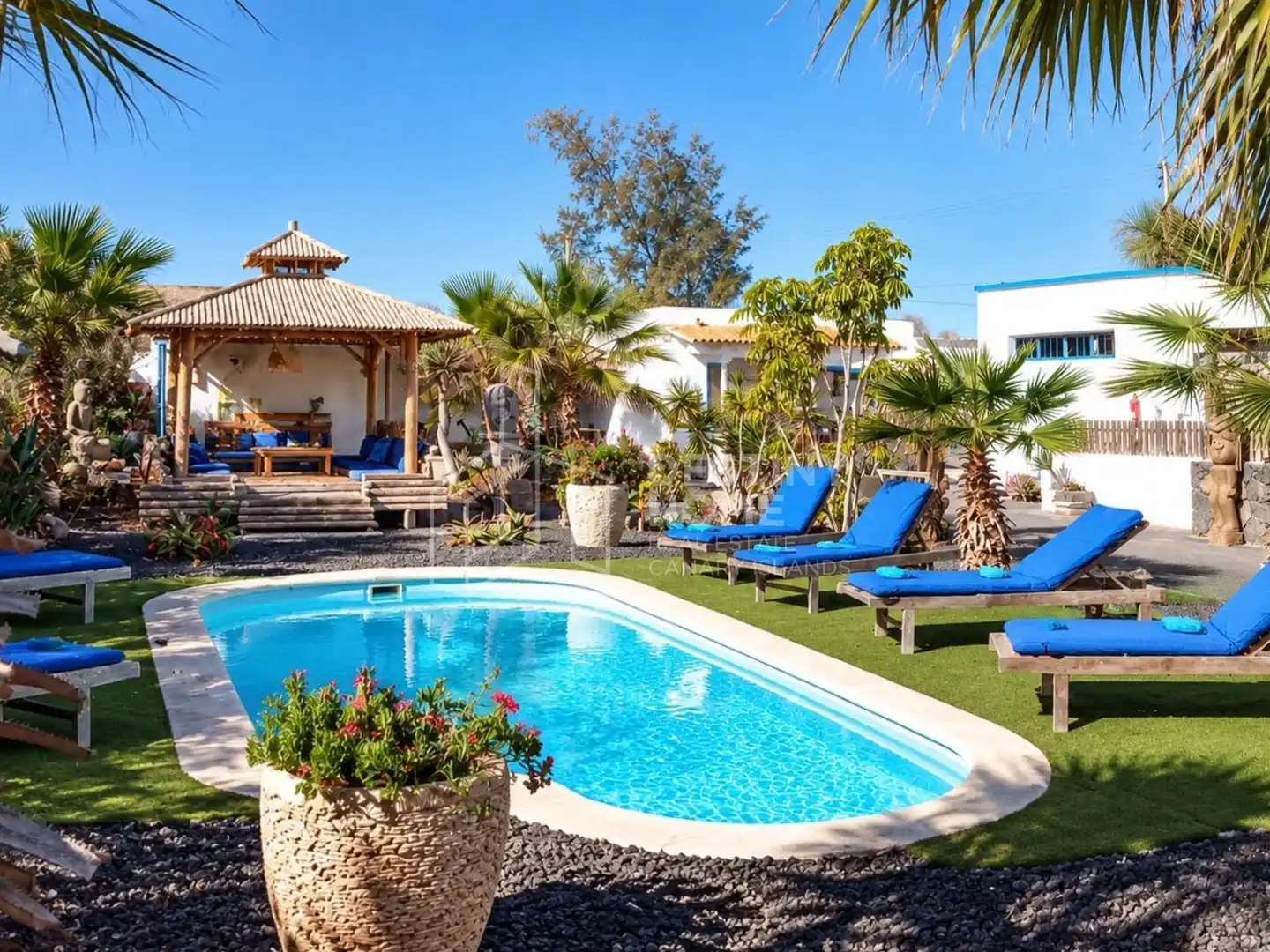 House with pool for sale in Central