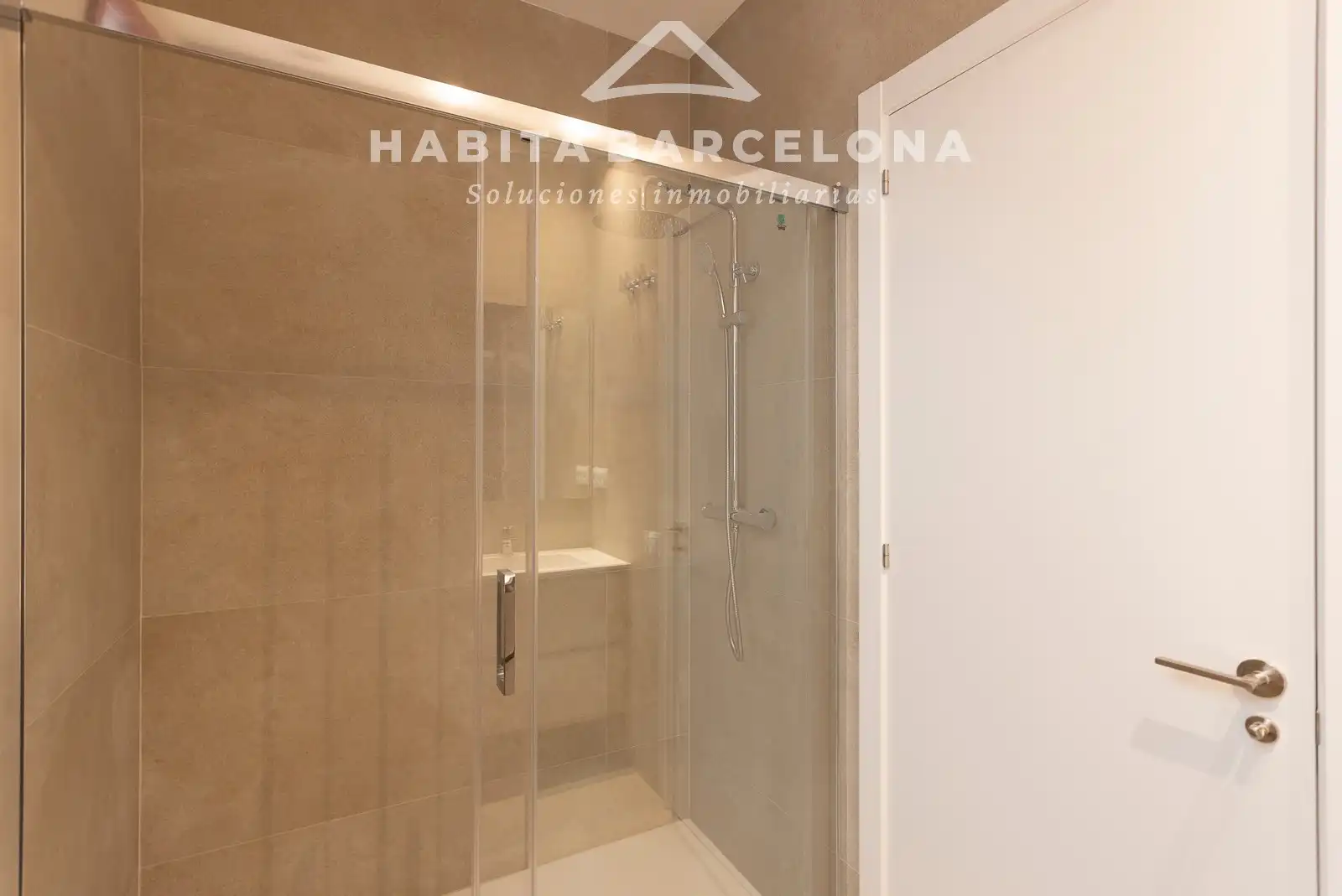 Baño de Dúplex en venta en Barcelona con Aire acondicionado, Calefacción y Jardín privado