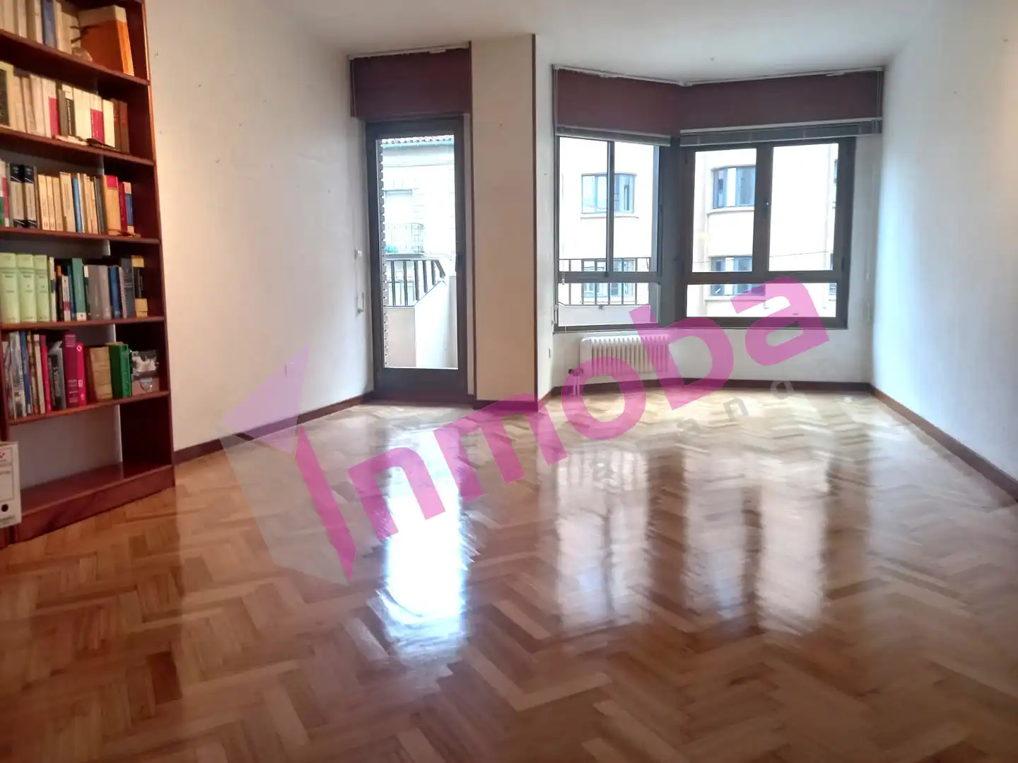 Sala de estar de Piso en venta en Aranda de Duero con Calefacción, Parquet y Terraza