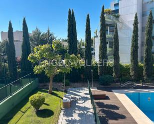 Swimming pool of Apartment for sale in  Madrid Capital  with Air Conditioner, Heating and Private garden