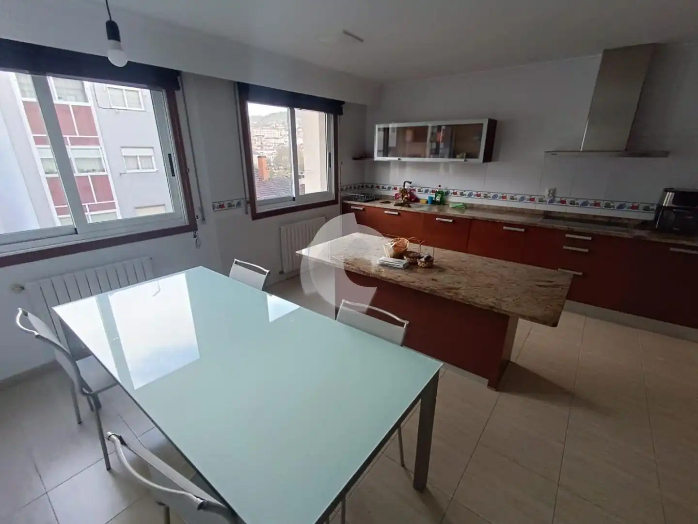 Cuina de Casa adosada de lloguer en Ourense Capital  amb Jardí privat