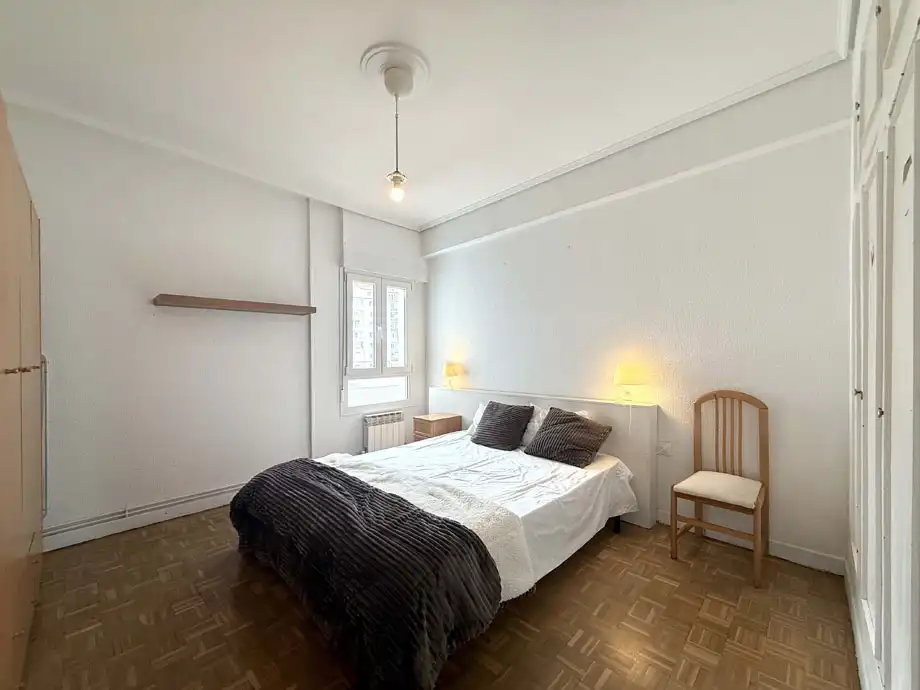 Dormitori de Pis en venda en Vitoria - Gasteiz amb Calefacció, Parquet i Moblat