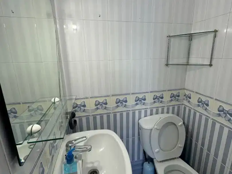 Bany de Pis en venda en Marbella amb Piscina i Balcó