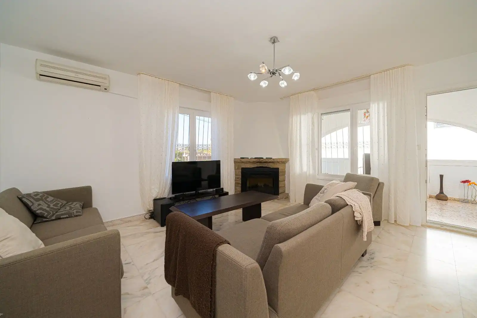 Sala d'estar de Casa o xalet en venda en L'Alfàs del Pi amb Aire condicionat, Calefacció i Traster