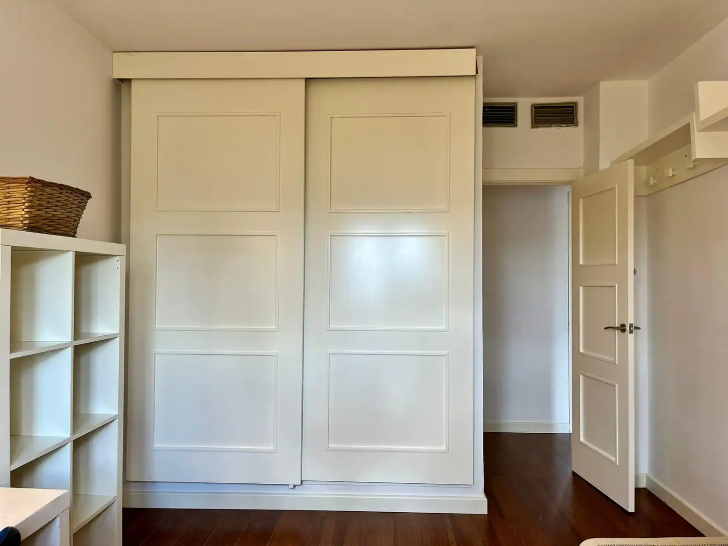 Bedroom of Flat for sale in Sevilla  with Air Conditioner, Terrace and Balcony