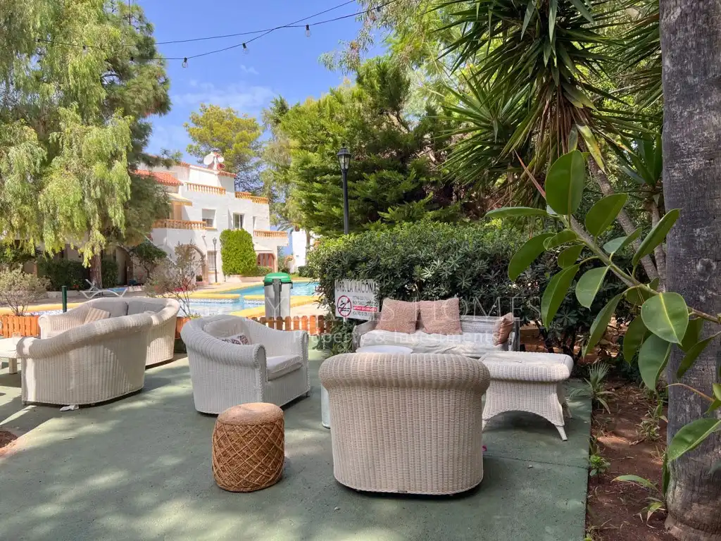 Terrasse von Einfamilien-Reihenhaus zum Verkauf in Dénia mit Klimaanlage und Gemeinschaftspool